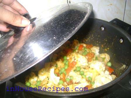 Mix all the spices and vegetables well and cover the pan with the lid.